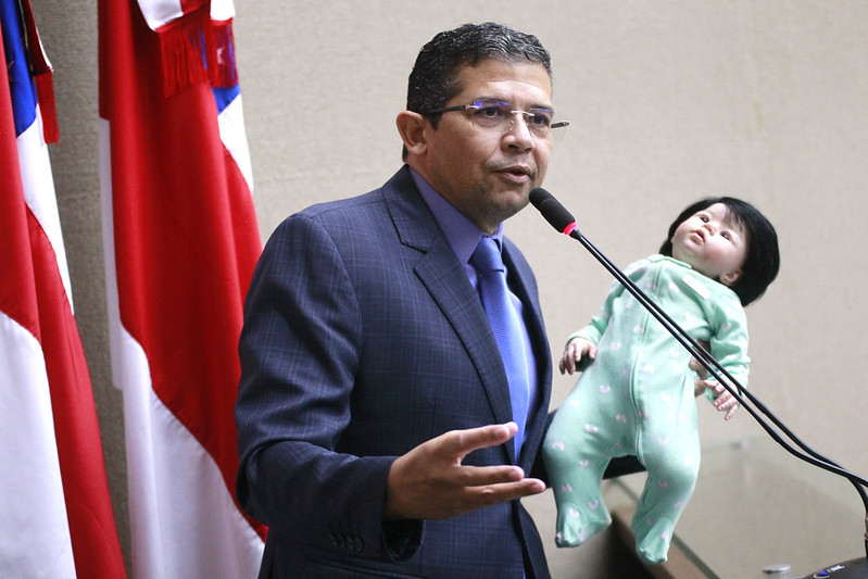 Deputado propõe proibição de atendimento médico a bonecos e ‘nana neném’ em plenário