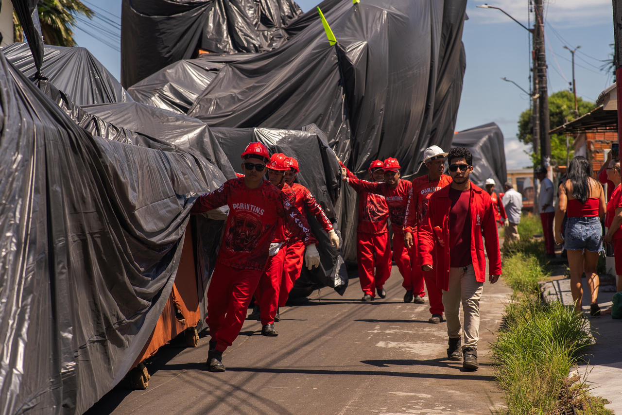Boi Garantido inicia translado dos módulos alegóricos para área de concentração