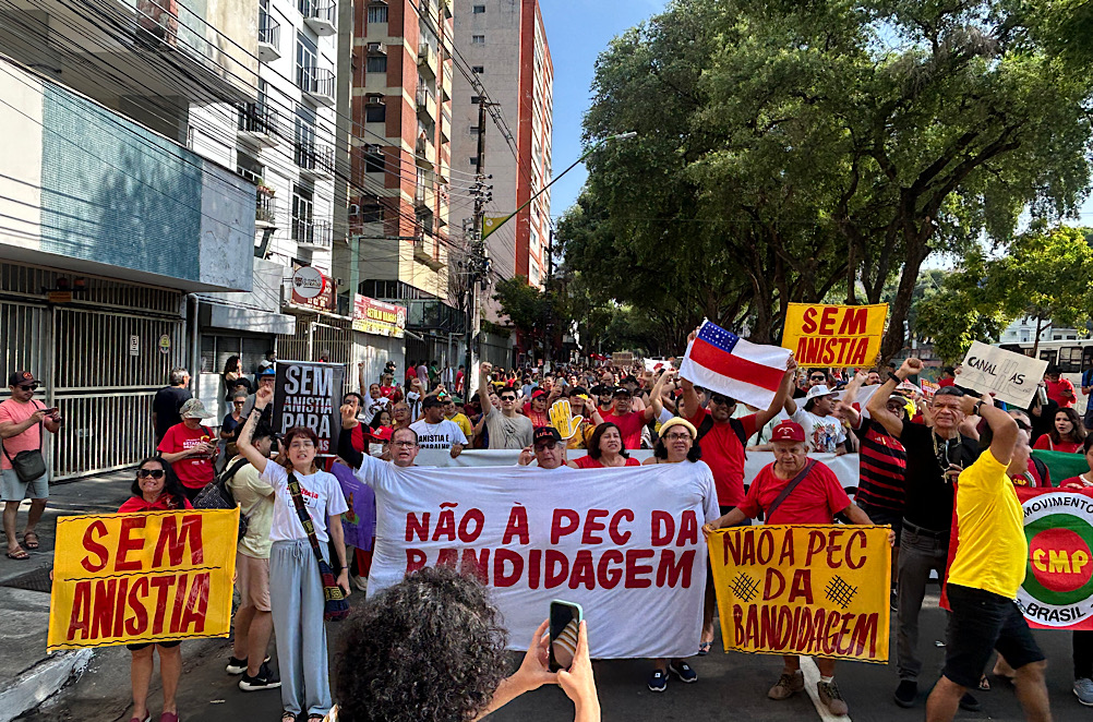 Centro de Manaus é palco de ato contra PEC da Blindagem e pedidos de 'sem anistia'