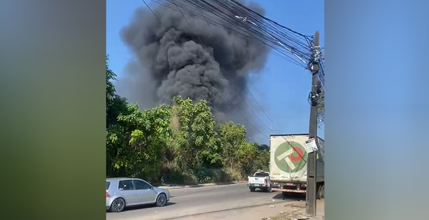 Vídeo: Incêndio atinge área usada como lixeira clandestina no Mauazinho