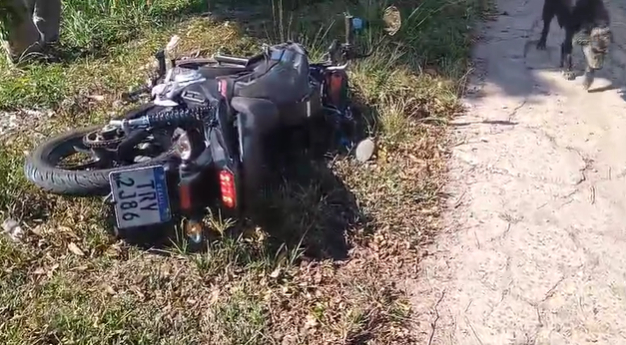 Jovem é arremessado em igarapé após grave acidente de moto na zona Norte de Manaus