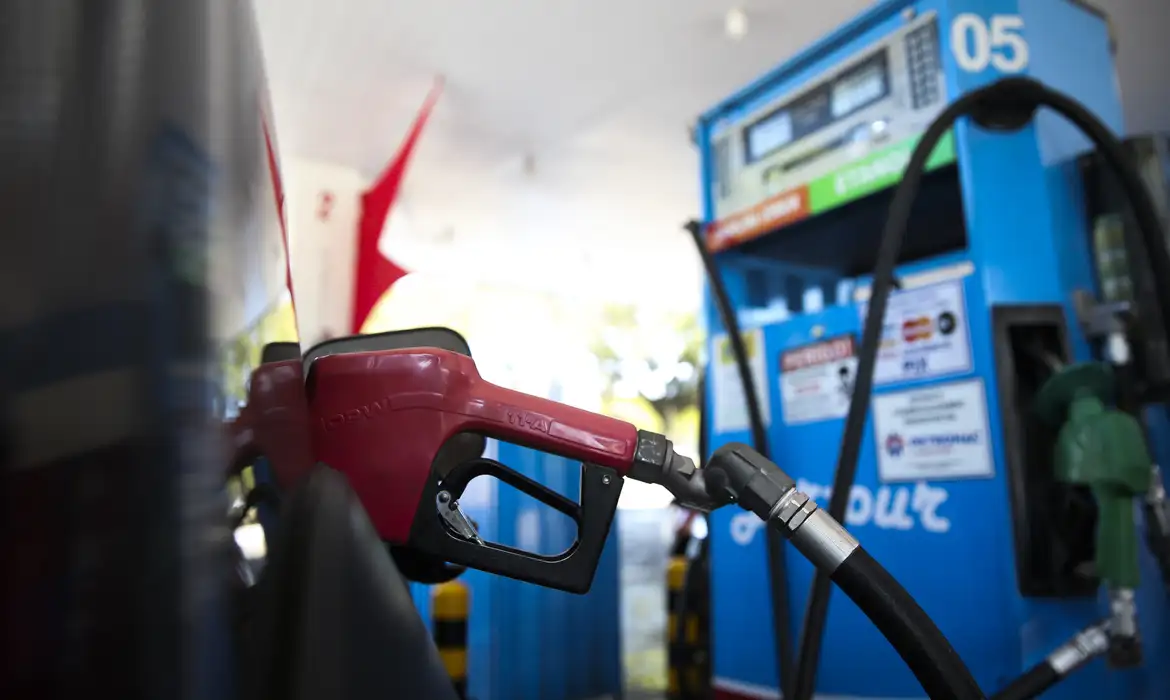 Tributos da gasolina são zerados e subsídios a combustíveis, ampliados