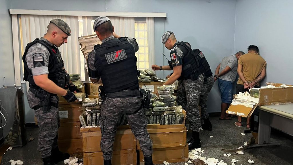 Dupla presa com cerca de uma tonelada de drogas na AM-010