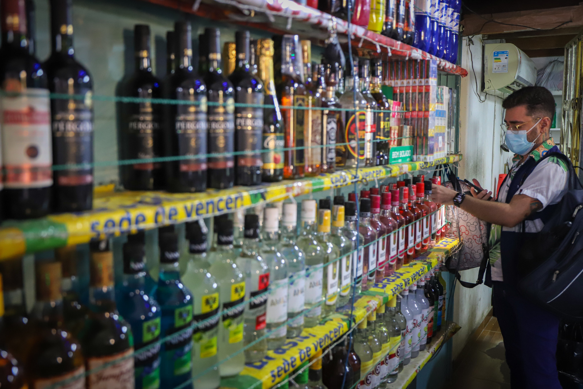 Anvisa libera fabricação de primeiro lote de etanol injetável