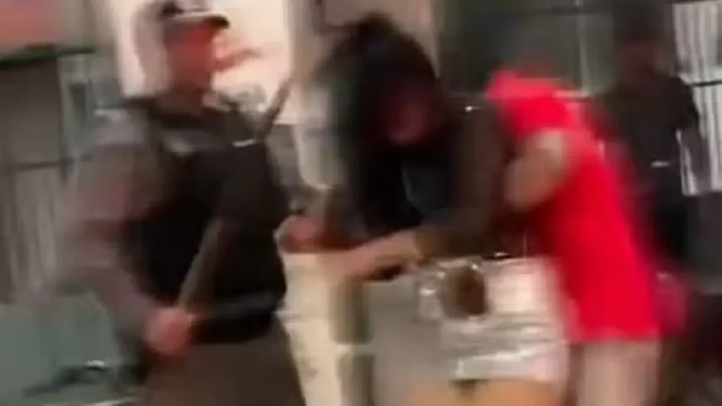 Vídeo: PM é preso após agredir mulher com pauladas durante festa junina