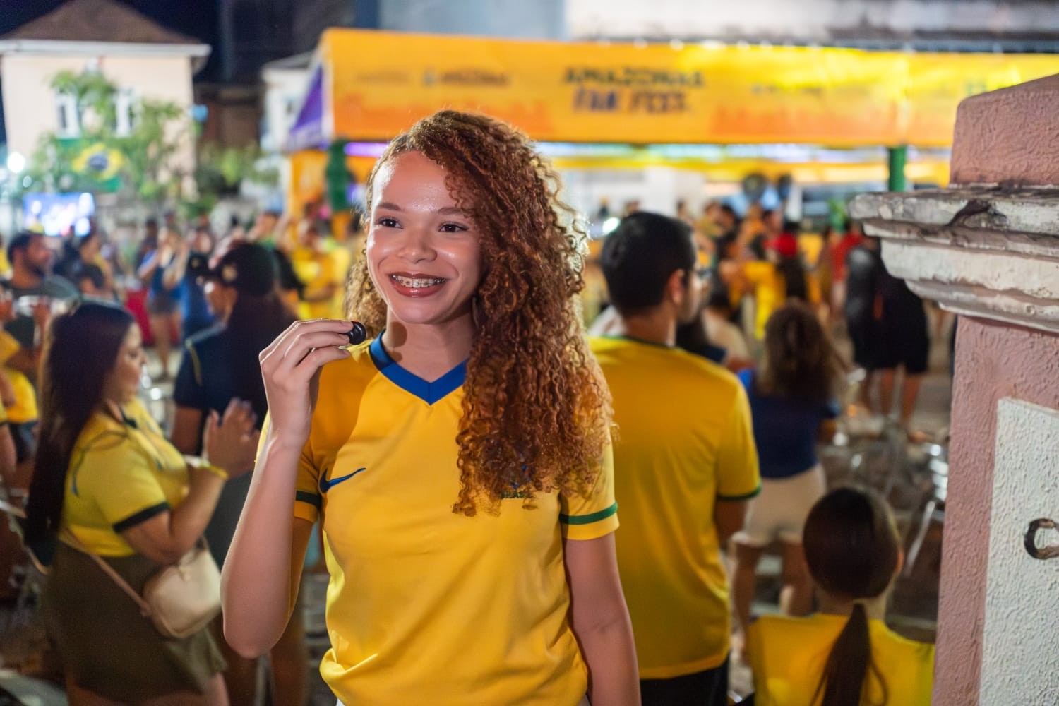 Amazonas Fan Fest reúne torcedores no Largo de São Sebastião durante estreia do Brasil