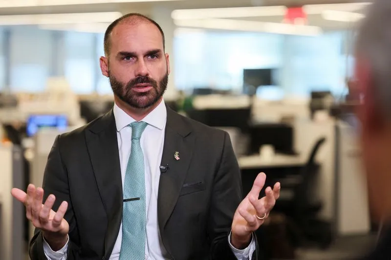 PF conclui processo e recomenda demissão de Eduardo Bolsonaro por abandono de cargo