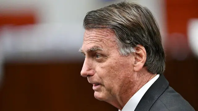 Bolsonaro apresenta boa evolução de cirurgia no ombro