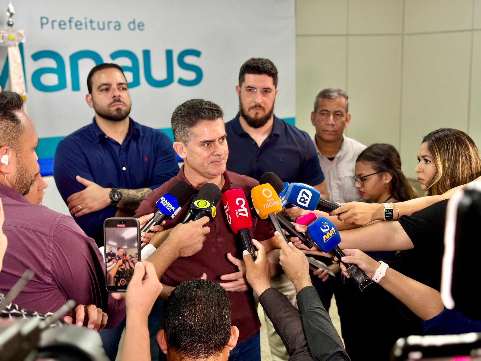 Prefeitura de Manaus monta operação de ajuda humanitária ao RS e recebe doação de água