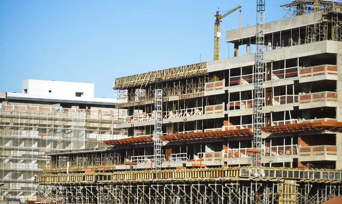 Trabalhadores da construção civil rejeitam reajuste e anunciam greve no Amazonas