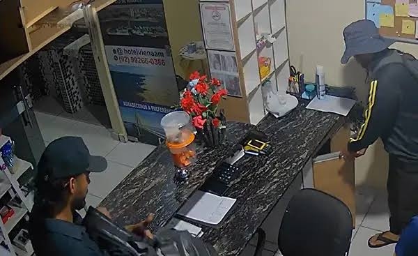 Vídeo: dupla invade hotel no Centro de Manaus e leva R$ 20 mil em mercadorias