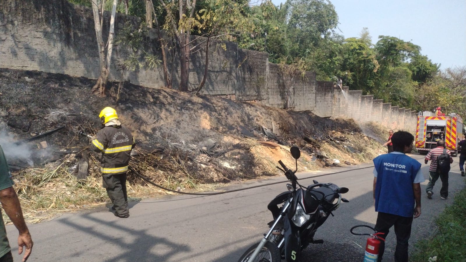 Vídeo: Homem é flagrado ateando fogo em terreno do Inpa, em Manaus; veja