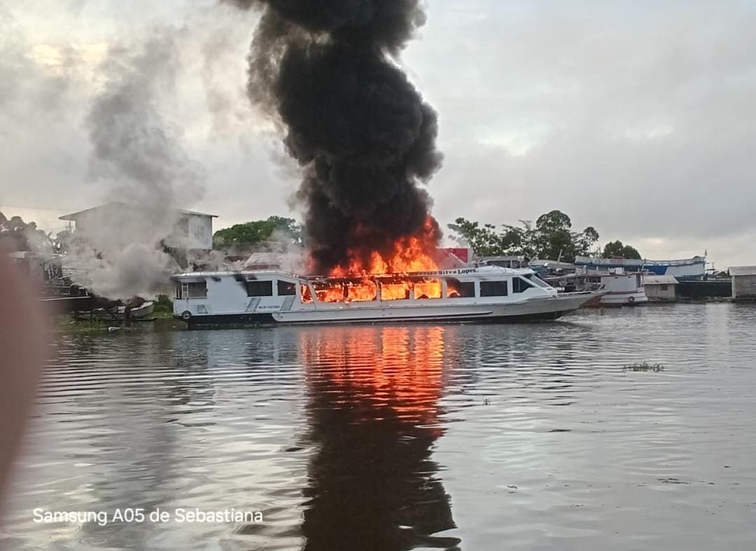 Lancha ‘Expresso Silva Lopes’ pega fogo em Anori, interior do Amazonas