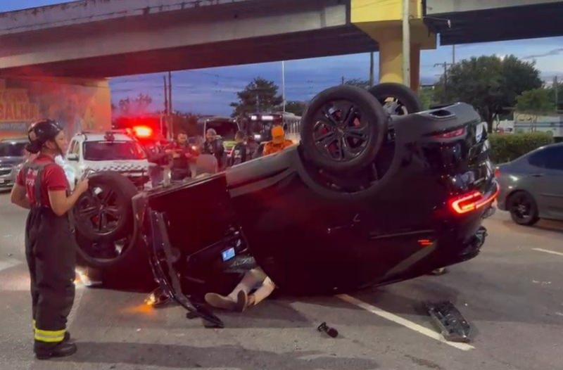 Vídeos: motorista perde o controle da direção do carro, capota e morre em acidente no Coroado