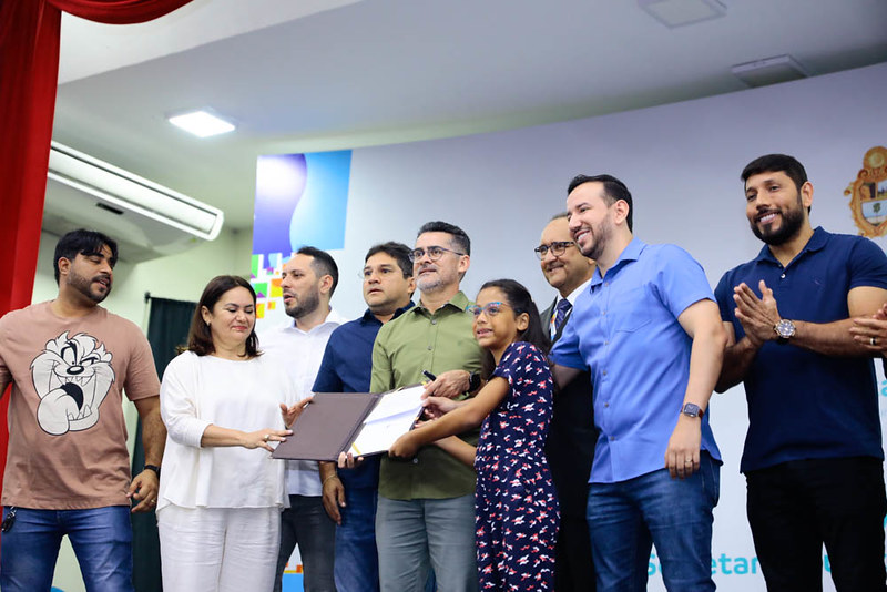 Prefeito amplia ‘Bolsa Idiomas’ para contemplar crianças a partir de 10 anos