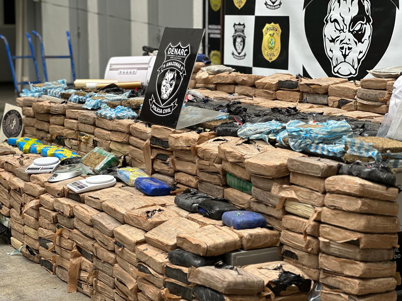 Mãe e filhos são presos com meia tonelada de skunk e oxi em Manaus