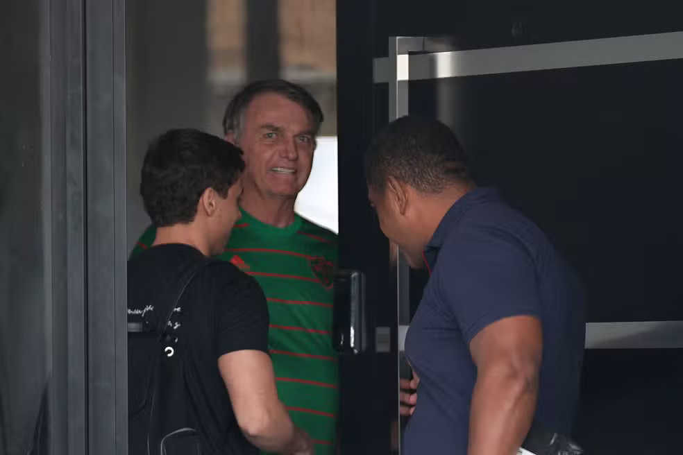 Bolsonaro pede autorização de Moraes para reduzir pena com a leitura de livros