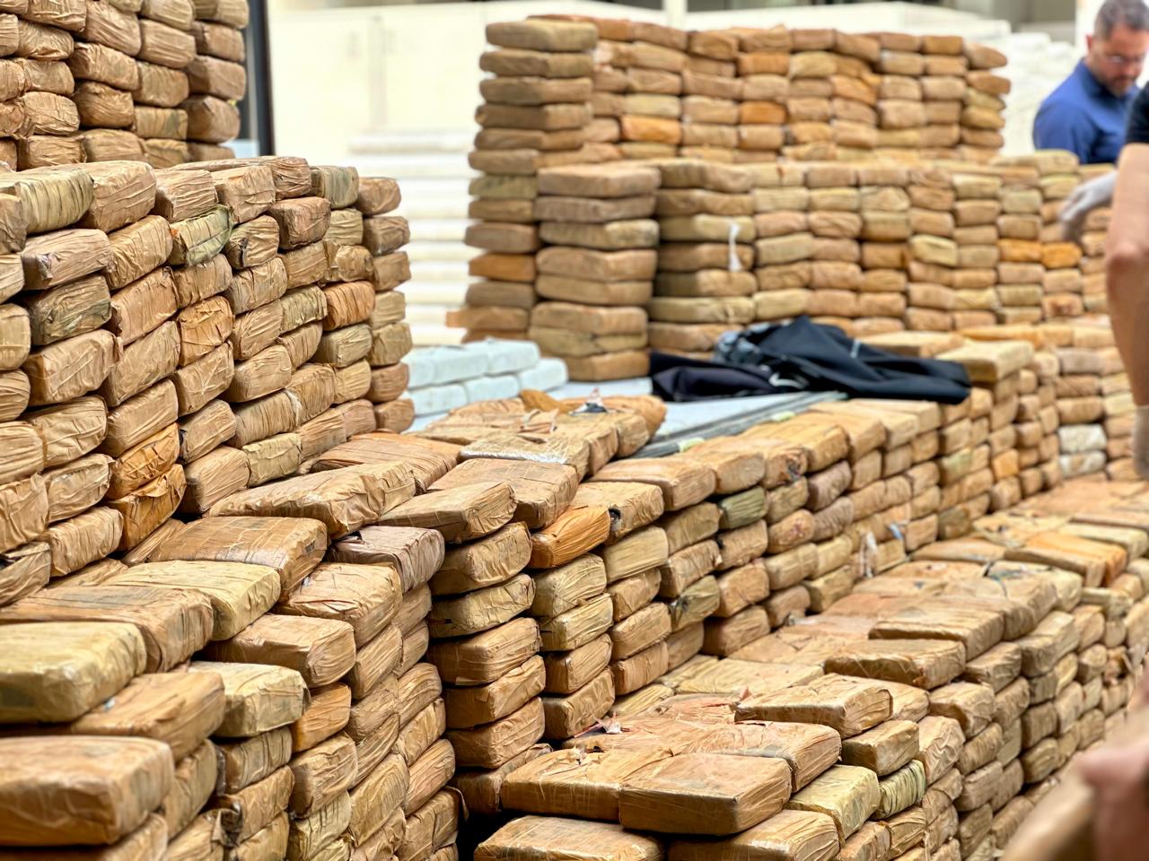 Polícia desarticula centro de distribuição de drogas e apreende 1,3 tonelada de drogas