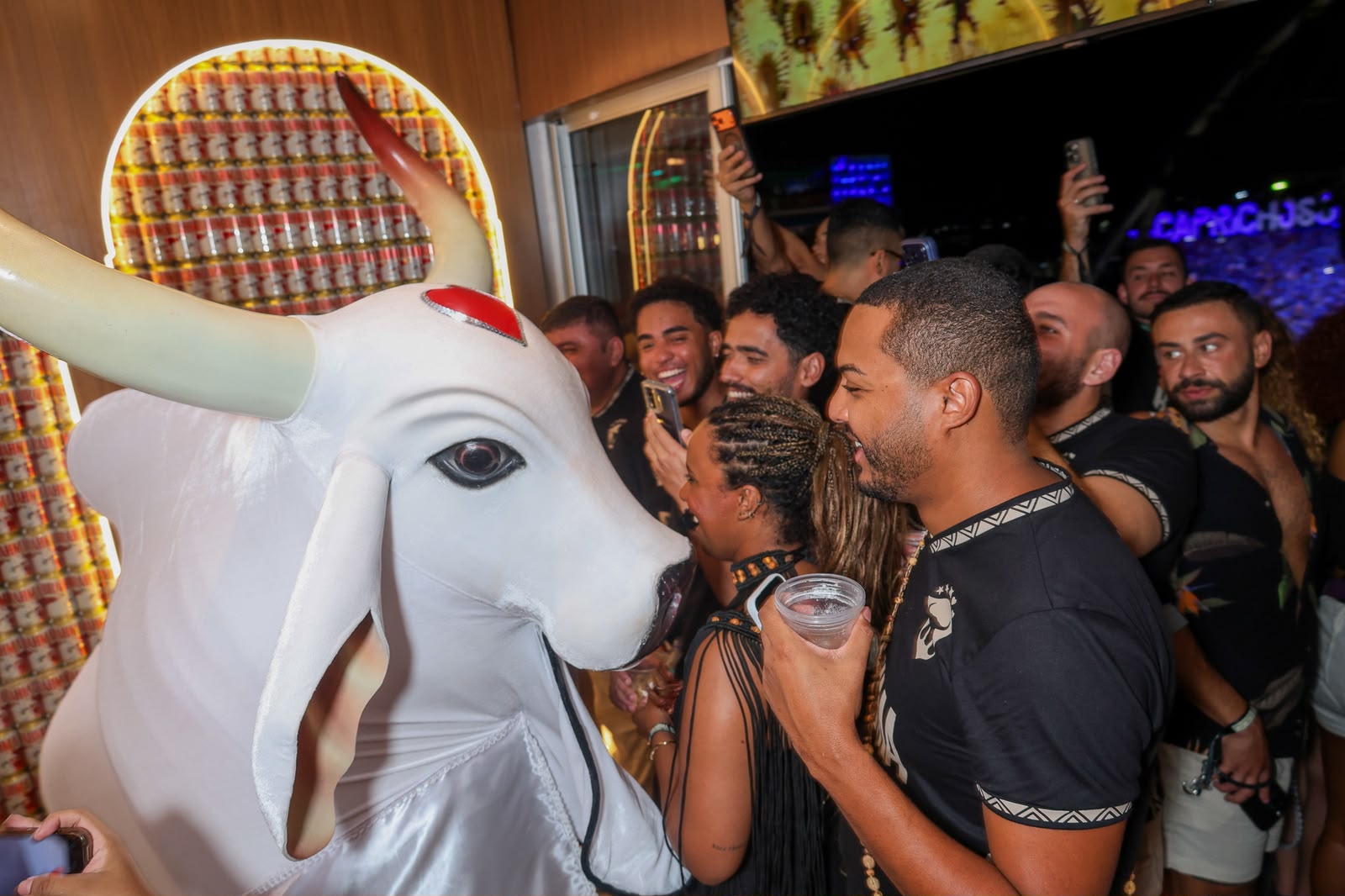 Caprichoso e Garantido visitam Camarote Brahma na segunda noite do Festival de Parintins