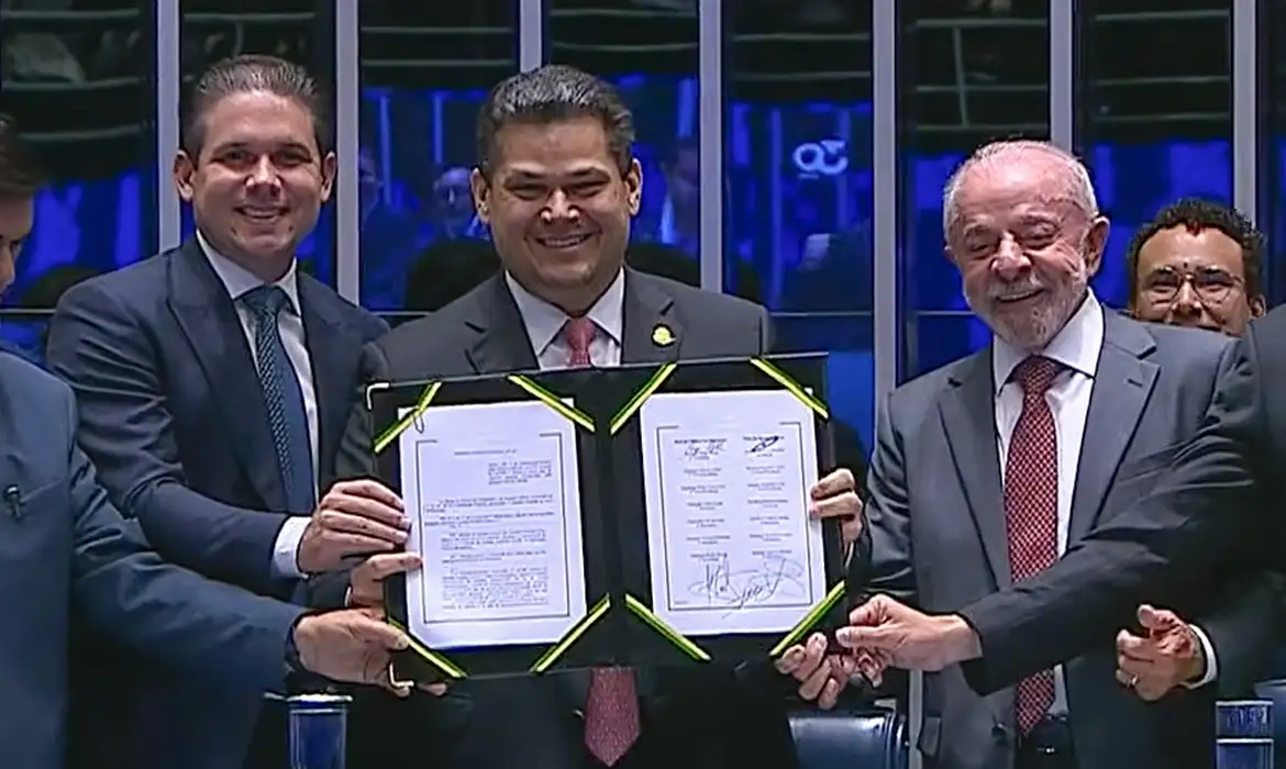 Congresso promulga emenda do fim da 6x1; escala 5x2 começa em 60 dias