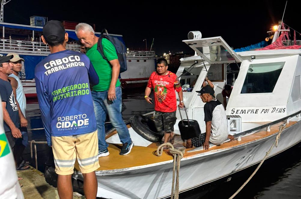 Passageiros chegam a Manaus após várias panes em lancha e prometem ação judicial contra empresa
