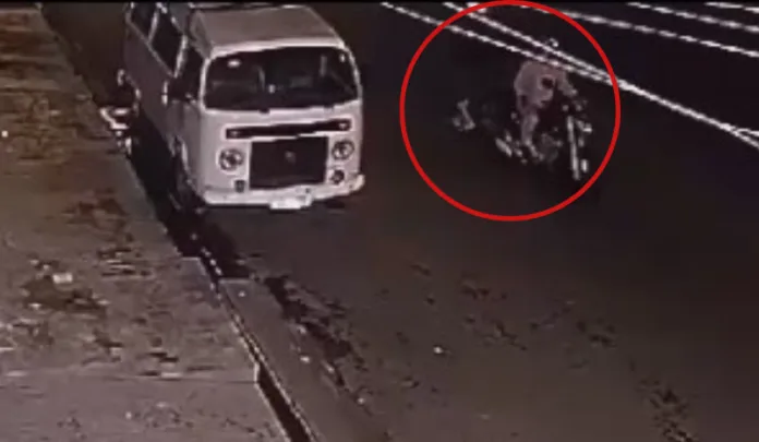 Vídeo: criminosos furtam kombi no bairro Cidade Nova 2
