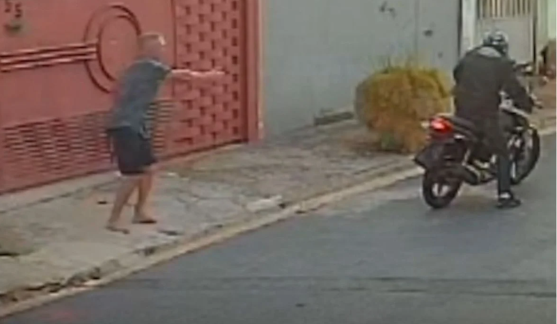 Vídeo: Motociclista atira contra casa do ex-cunhado e morre baleado por vizinho policial