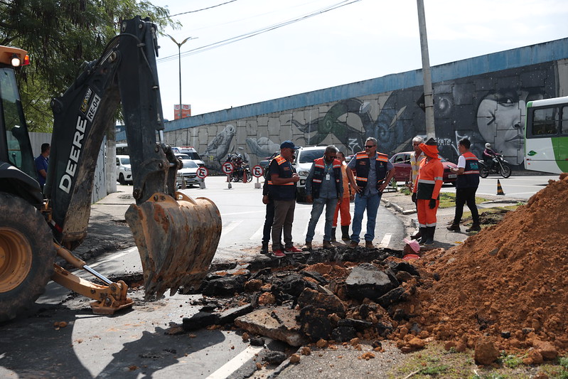 Prefeitura inicia obra na Av. Ephigênio Salles e prevê conclusão em 24 horas