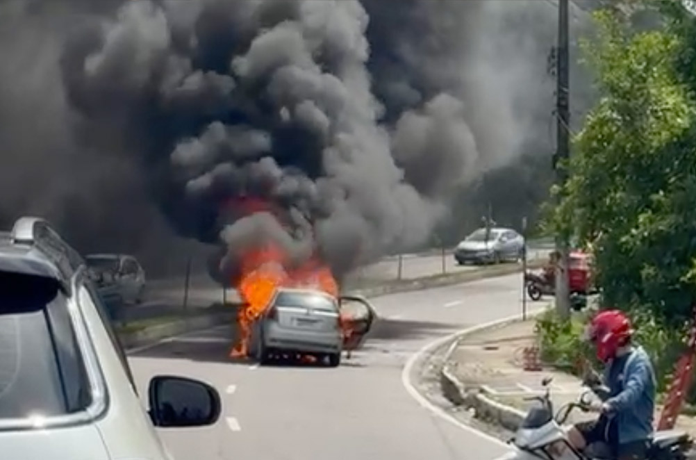 Carro pega fogo após colisão e causa transtornos na avenida Jacira Reis, em Manaus