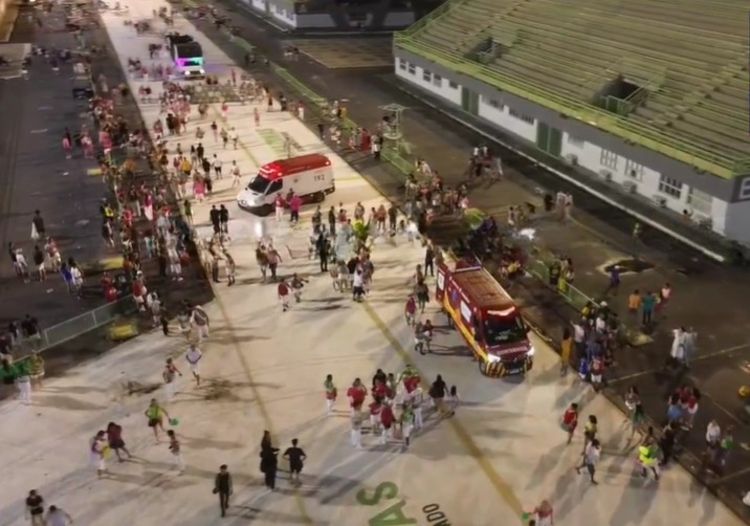 Vídeo: Alegoria cai durante ensaio no sambódromo de Manaus e deixa feridos