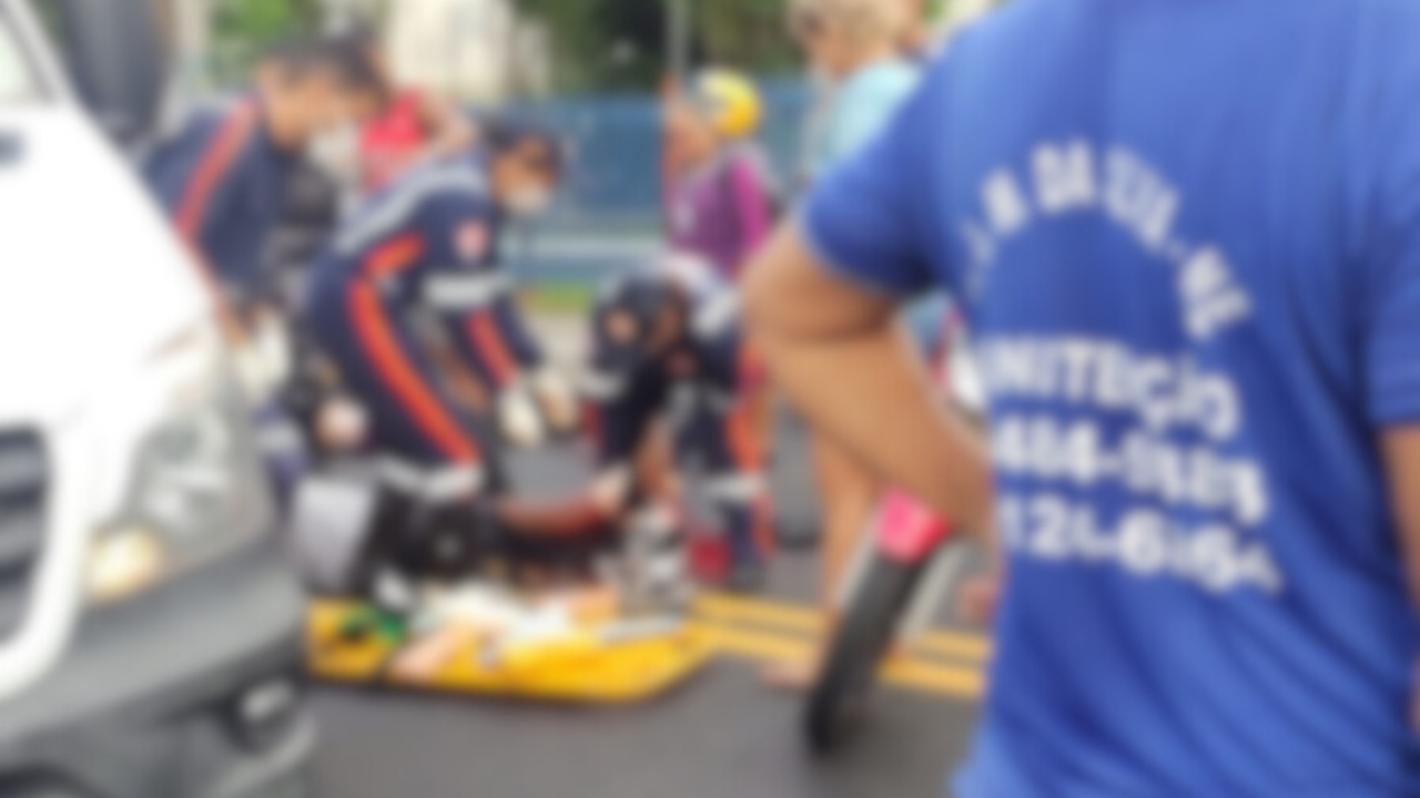 Vídeo: motociclista tem perna esmagada em acidente em Manaus