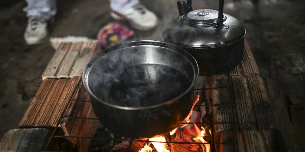 Mãe e filho de 2 anos sofrem queimaduras de 3° grau ao fazer comida usando gasolina em Manaus
