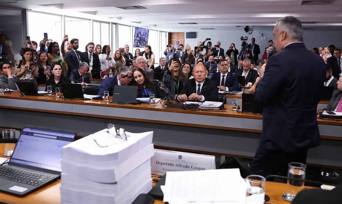 Relatório da CPMI do INSS pede indiciamento de 216 pessoas