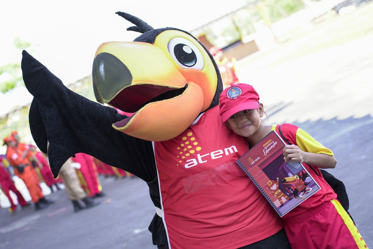 Bombeiros Mirins recebem kits educacionais do Grupo Atem
