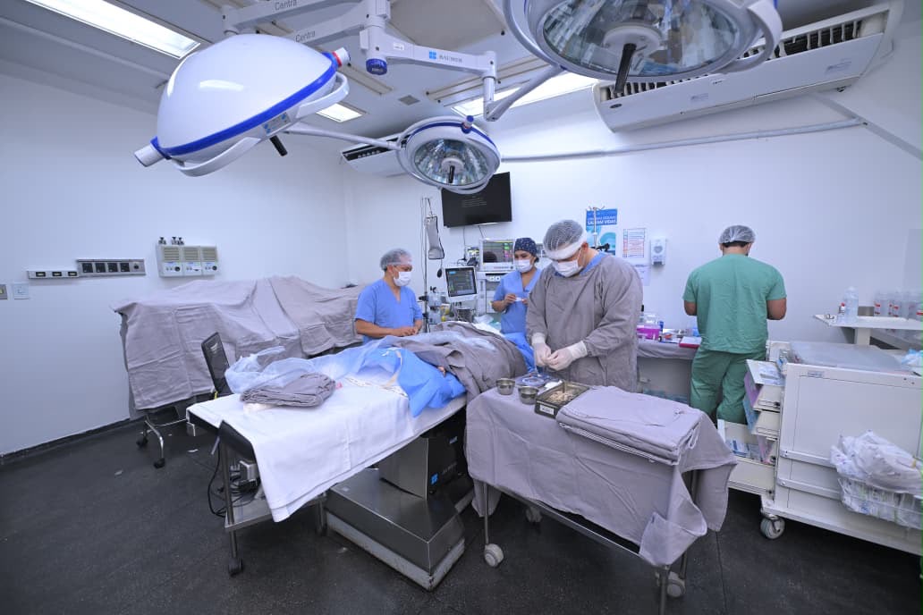 Roberto Cidade visita Hospital Francisca Mendes e conhece tecnologia usada em cirurgias