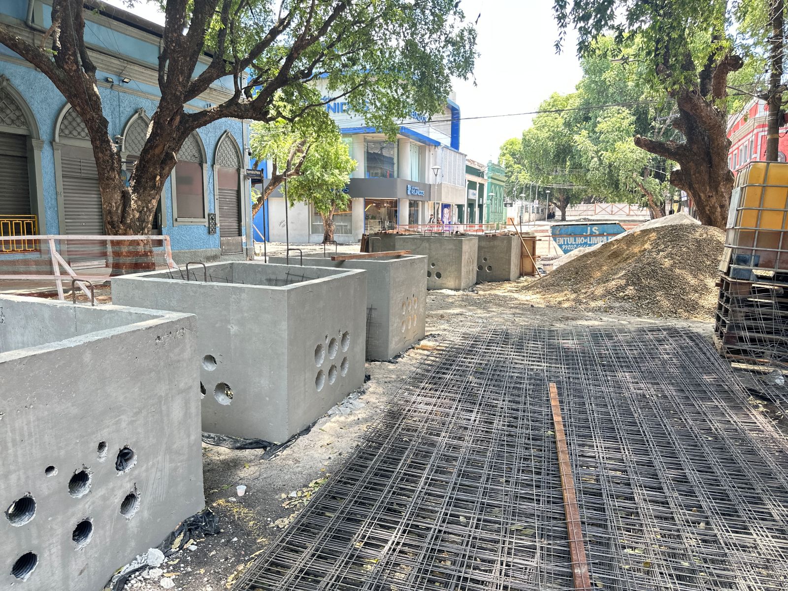 Obra da ‘Rua Gastronômica’  avança com infraestrutura subterrânea e novas calçadas