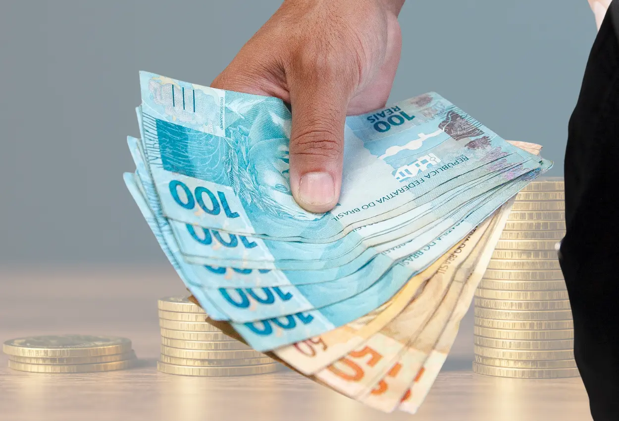 Novo salário mínimo de R$ 1.621 entra em vigor no Brasil