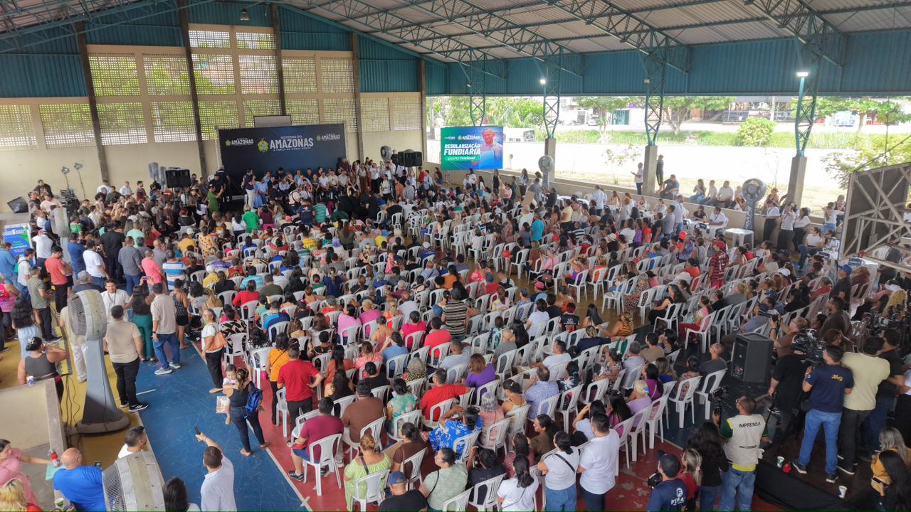 Roberto Cidade entrega mais de 400 títulos definitivos para famílias da zona Norte