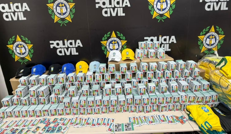 Polícia apreende 200 mil figurinhas falsas de álbum da Copa do Mundo no RJ
