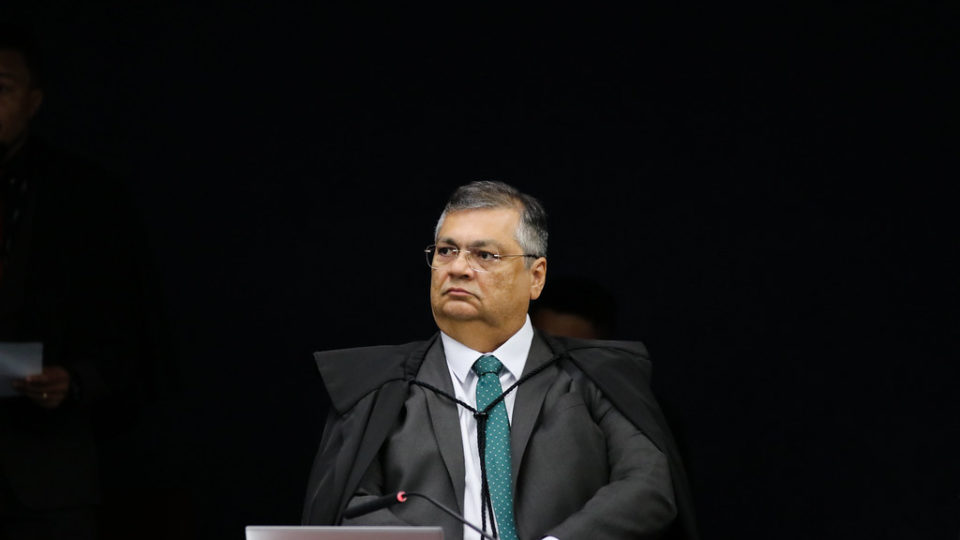 Dino vota a favor da condenação de 15 réus do 8 de janeiro