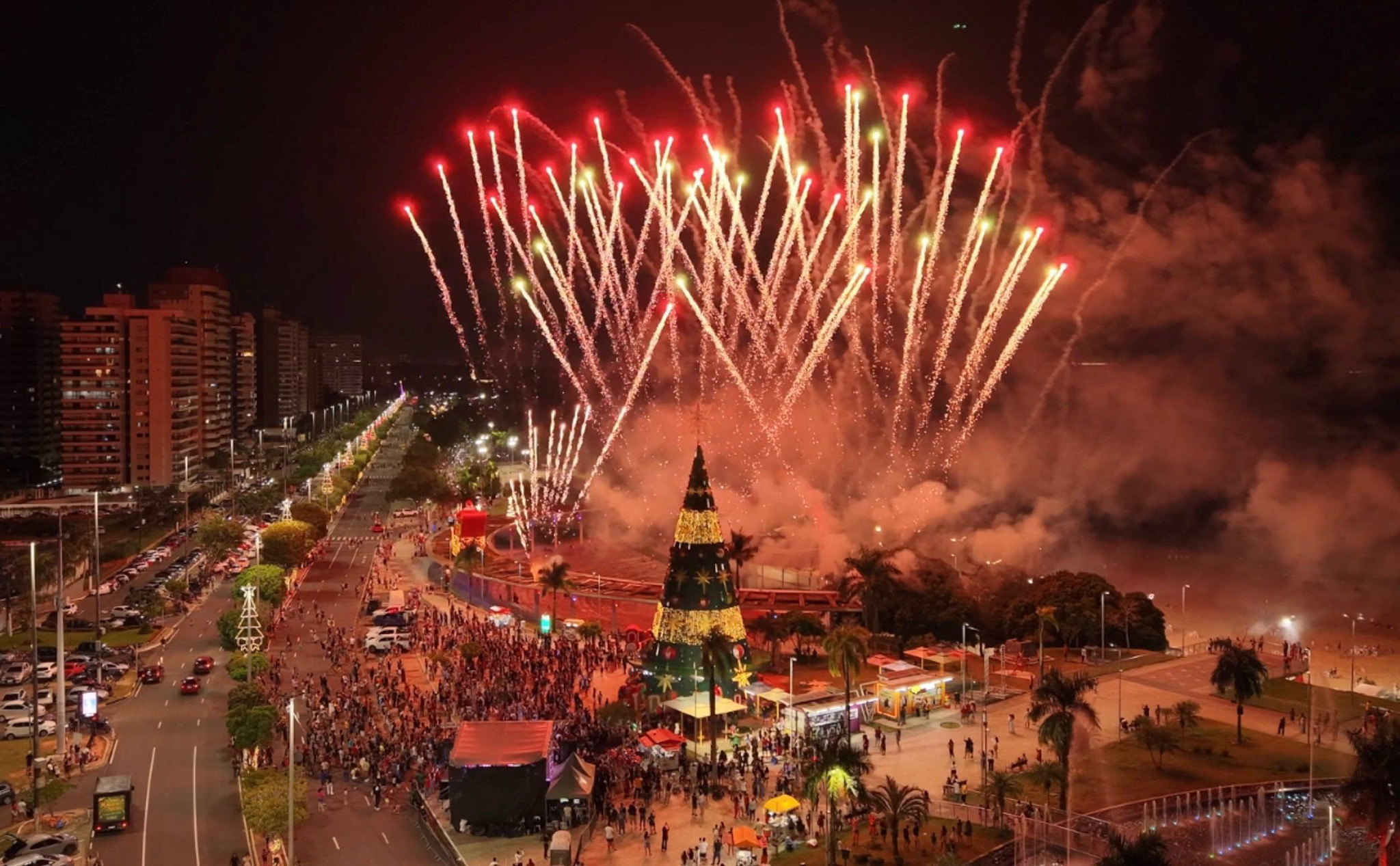 Decoração natalina e pista de patinação no gelo são inauguradas na Ponta Negra