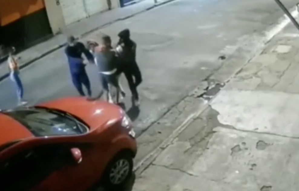 Vídeo: Usuários de drogas assaltam homem e o deixam só de cueca