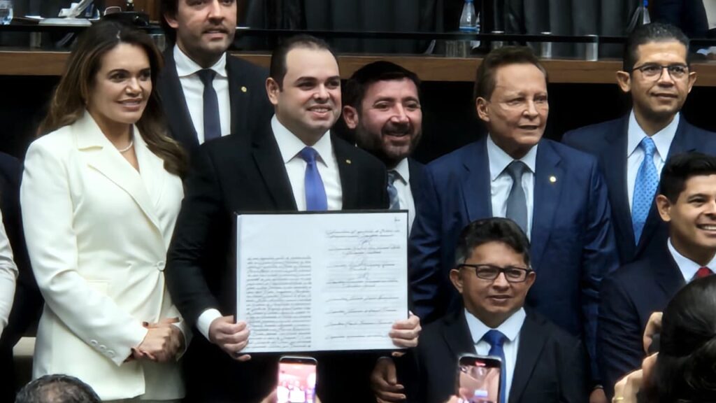 Roberto Cidade é empossado governador interino do Amazonas