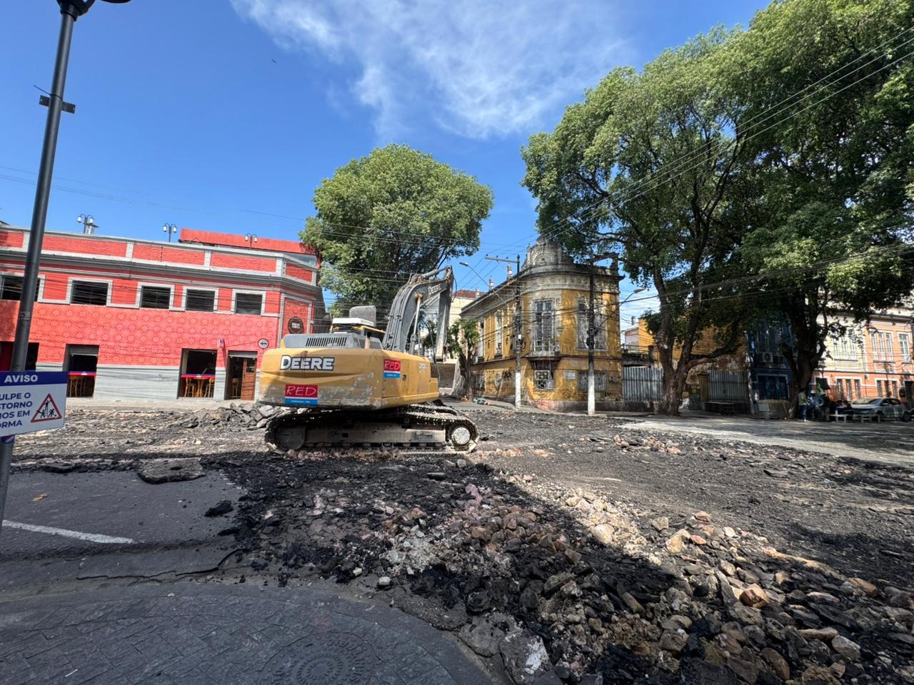 Obras da ‘Rua Gastronômica’ avançam com retirada de asfalto