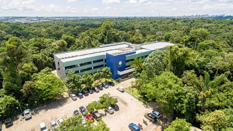 Ufam autoriza atividades remotas após fumaça cobrir Manaus