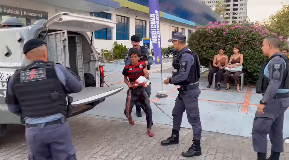 Vídeo: homem armado com faca invade faculdade e assusta funcionários em Manaus