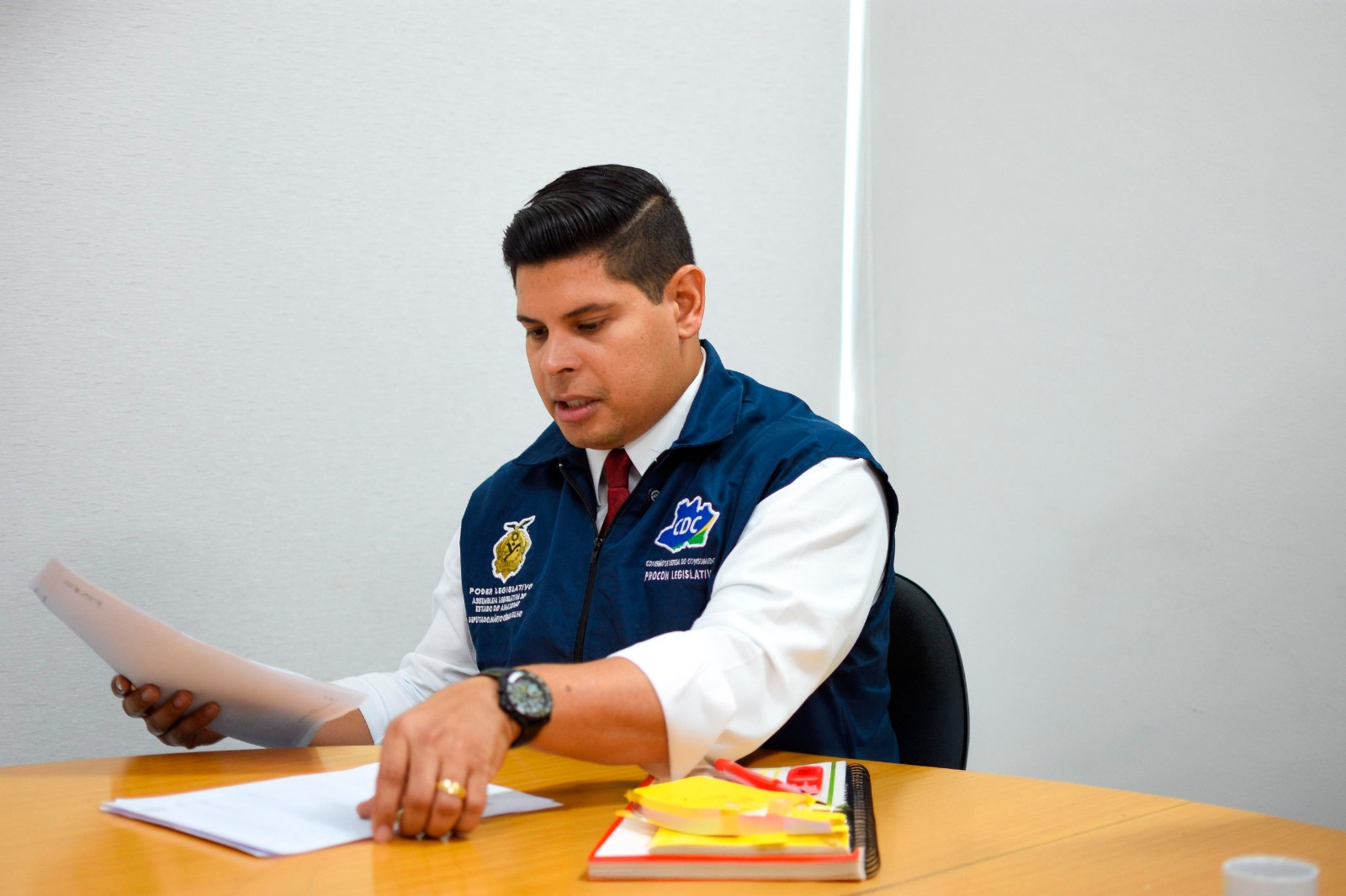 Deputado destaca os direitos dos consumidores na compra de material escolar