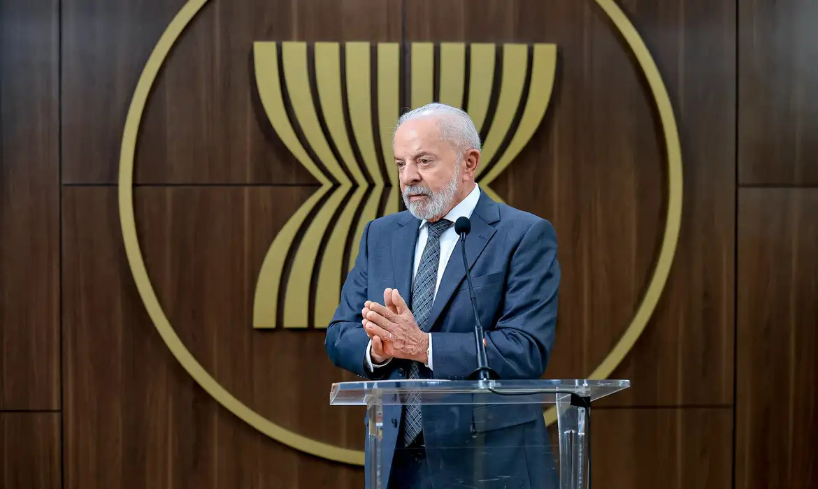 Lula quer discutir com Trump punição dada a ministros do STF