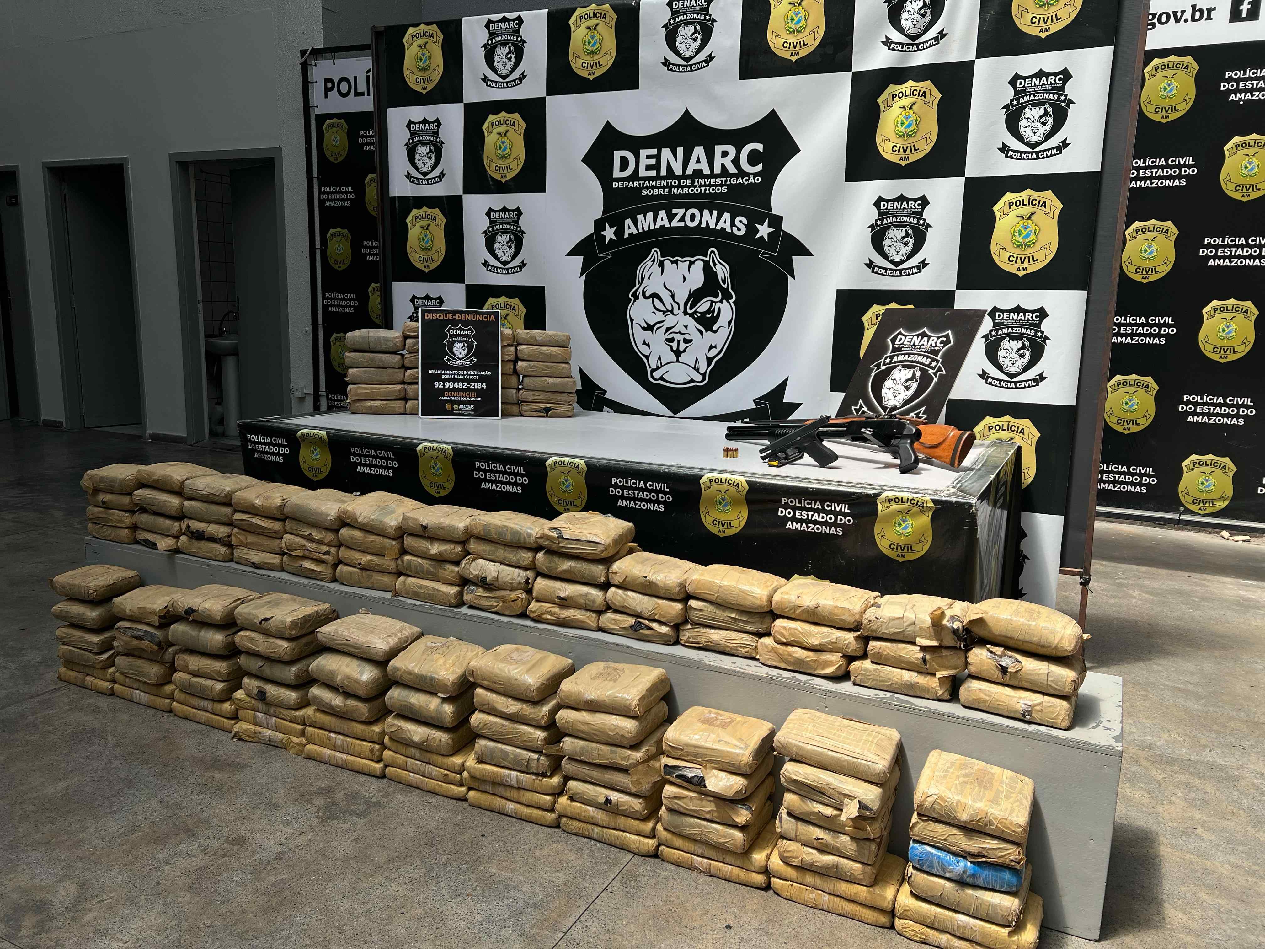 Polícia apreende 156kg de maconha e armas durante operações em Manaus