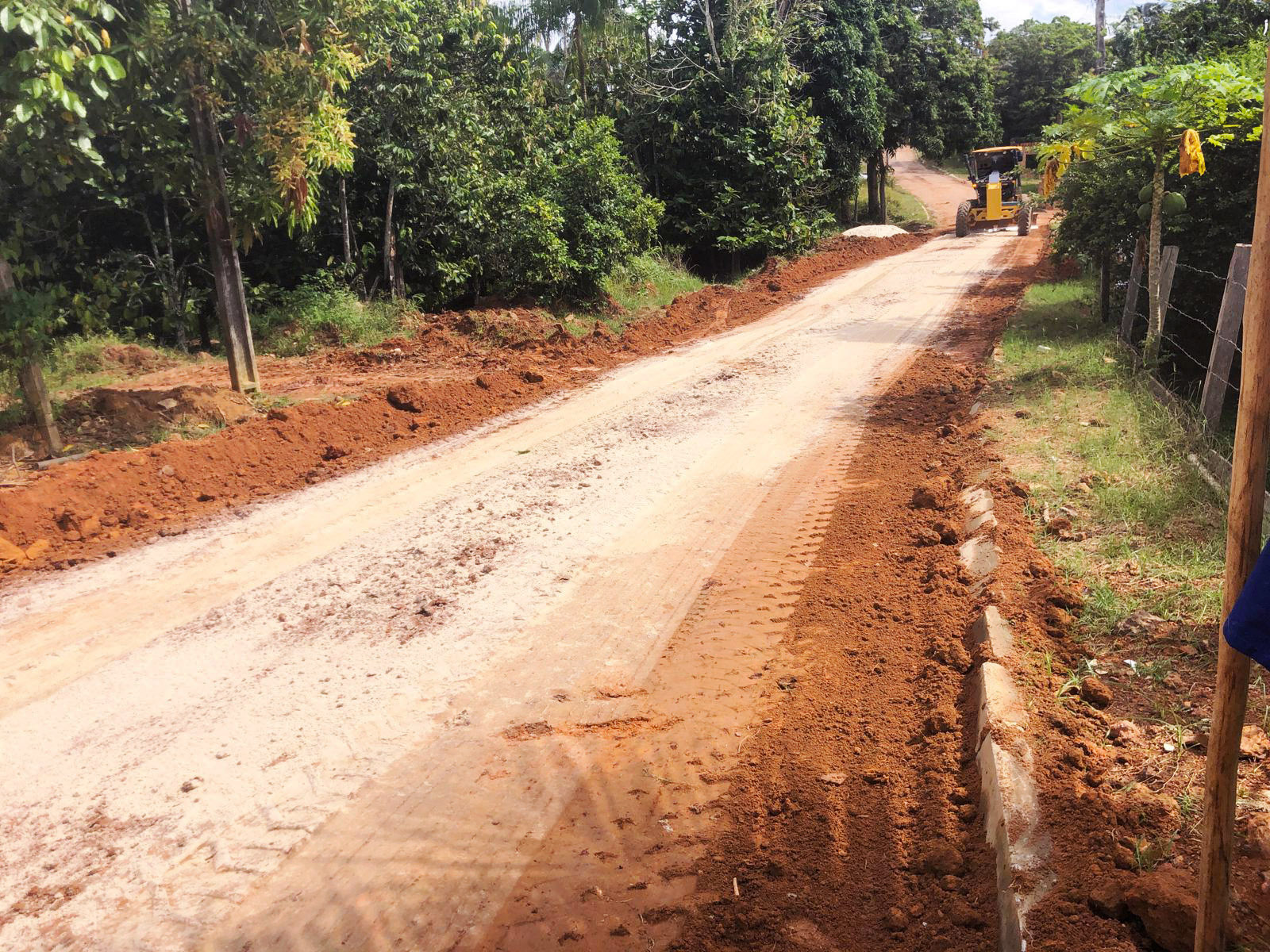 Sistema viário da comunidade do Janauari recebe obra de pavimentação